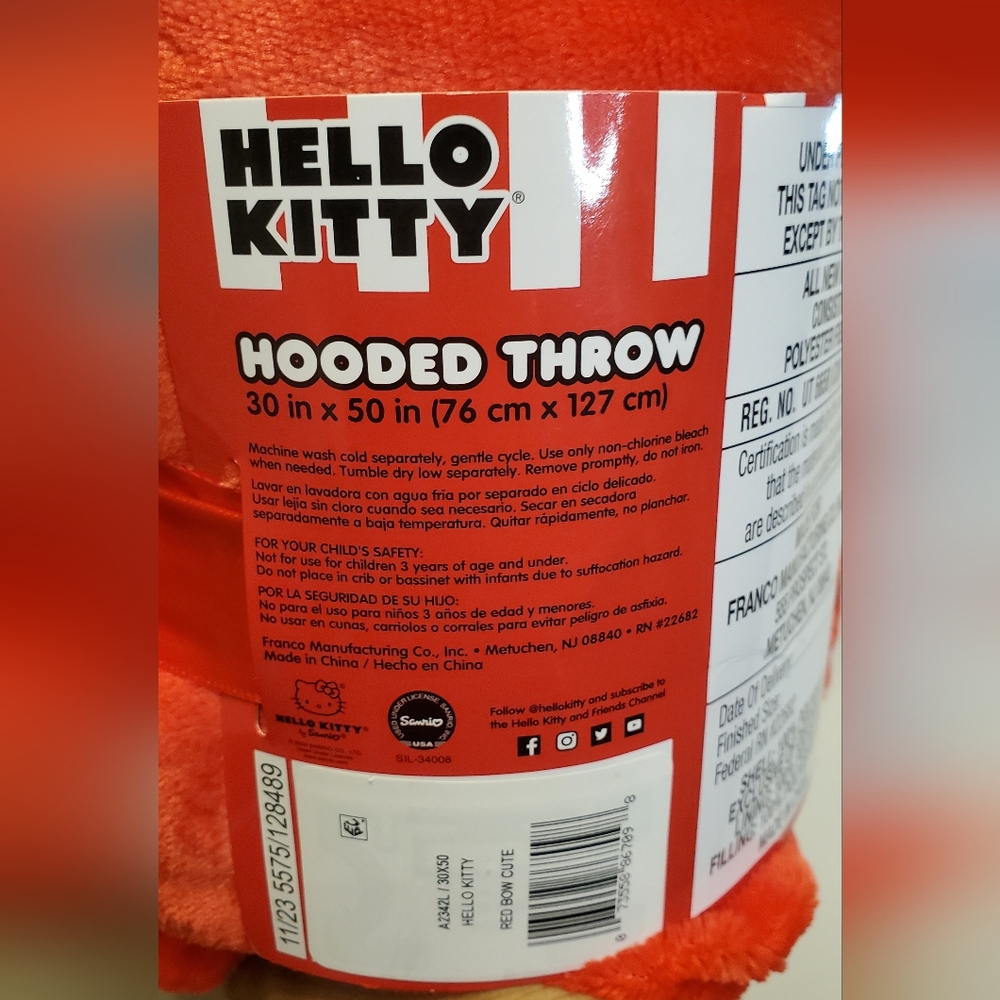 161. NWT - Hello Kitty Hooded Throw W/ Pockets - Picture 3 of 4
